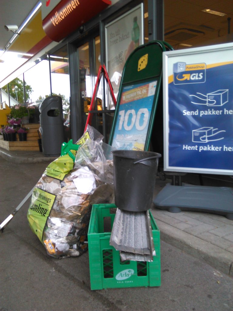 "Høsten" fra et raid Shell, som nu lover også at fjerne skidt bag bygningen. 