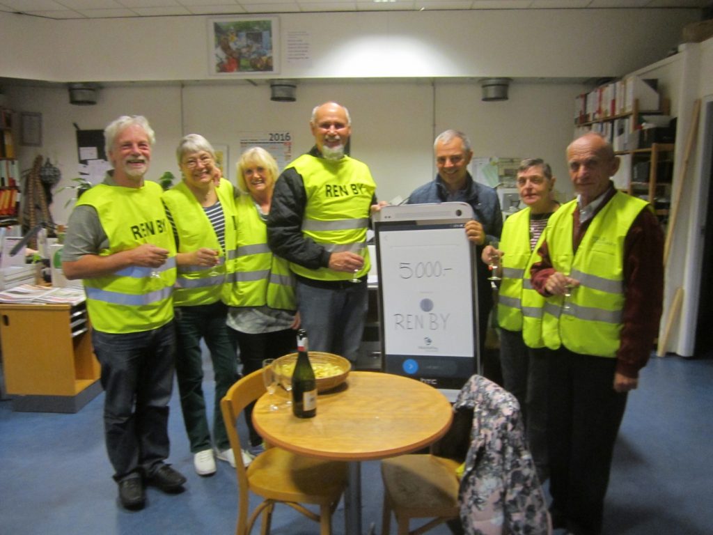  Dir. Carsten Rose omgivet af nogle Ren By-aktive. Fra venstre Knud Anker Iversen, Lene Bergqvist, Dorte Karpf, Ole Pedersen, Tonny Madsen og Dory Madsen. (Foto: Mogens Jørgensen)